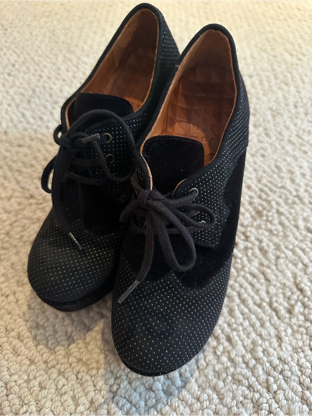 Women’s Black Lace-Up Oxford Shoes chie mihara